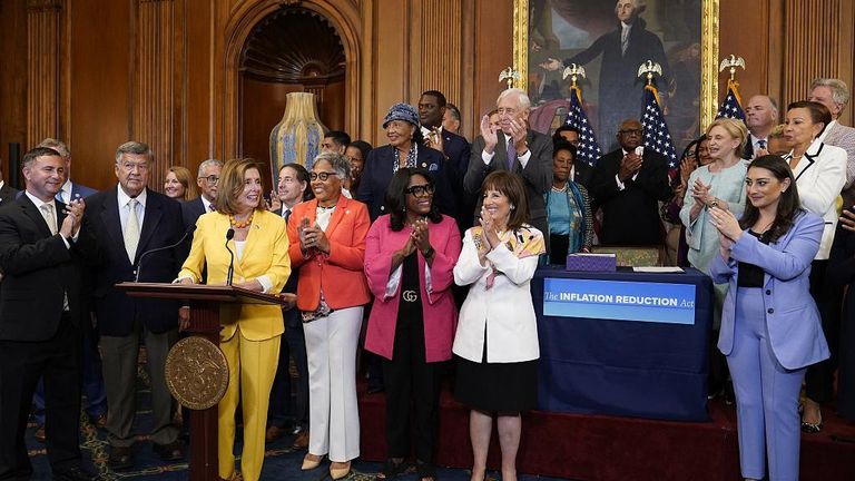 الرئيس بايدن يوقع قانون خفض التضخم في أكبر عمل مناخي للولايات المتحدة