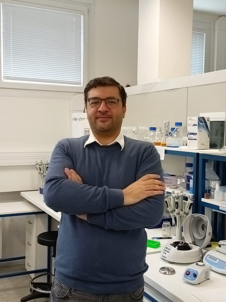 عبد الله شرف، الباحث بمركز الأحياء بجمهورية التشيك، والأستاذ المساعد بجامعة عين شمس بمصر، وأحد مؤسسي مشروع "الجينوم الإفريقي"