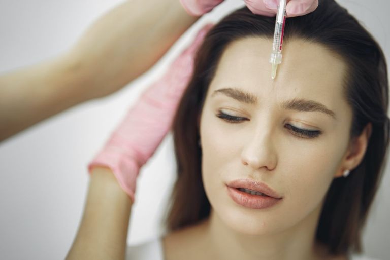 سيدة تخضع لجراحة تجميل