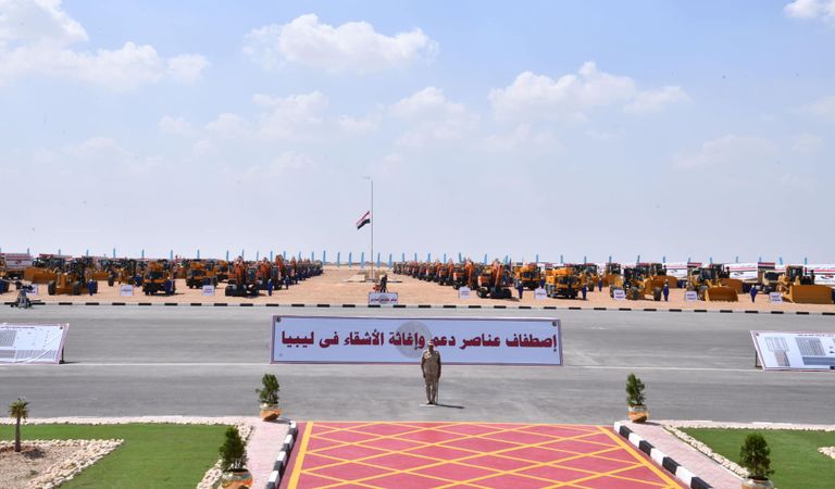 الرئيس المصري عبدالفتاح السيسي في حوار جانبي مع قادة عسكريين