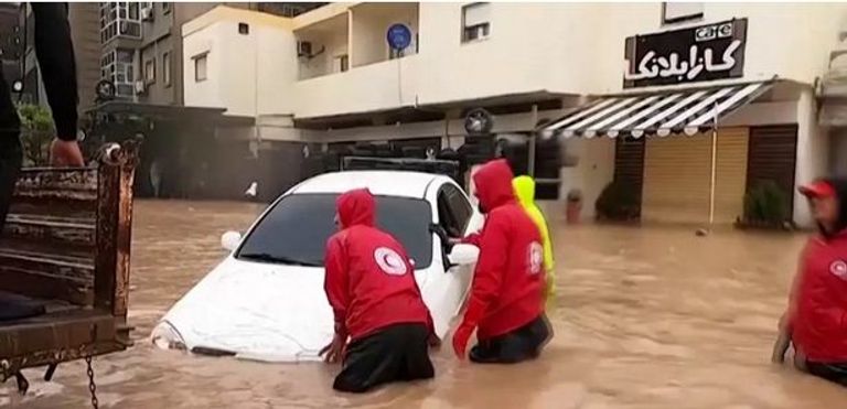جهود الإنقاذ تتواصل في ليبيا العاصفة دانيال حولت شوارع ليبيا إلى أنهار