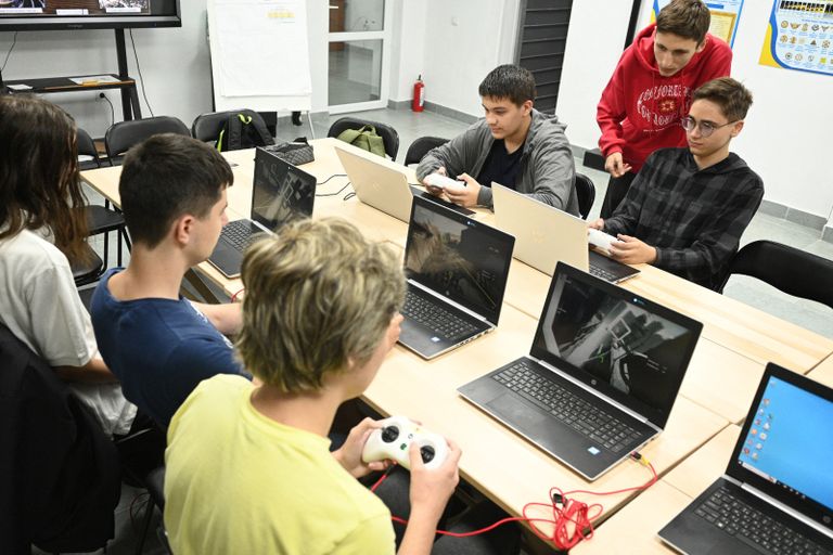 فتاة أوكرانية تتدرب على استخدام بندقية كلاشنكوف أيه كيه-47 