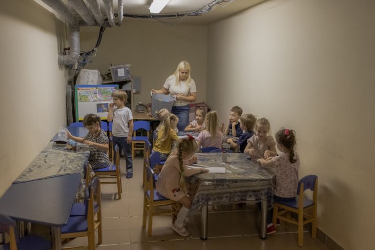 الأطفال في القبو عقب إنذار بغارة