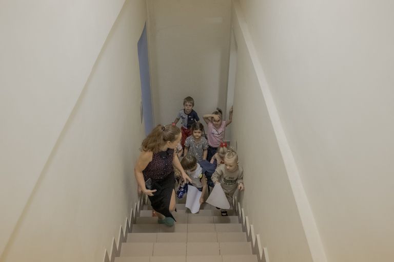 الأطفال في القبو عقب إنذار بغارة