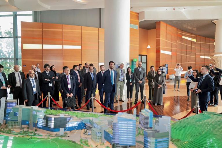 عبدالله بن طوق المري وزير الاقتصاد الإماراتي خلال الزيارة