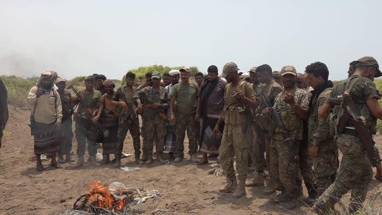 جانب من الحملة الأمنية على أوكار التهريب قرب ممر باب المندب