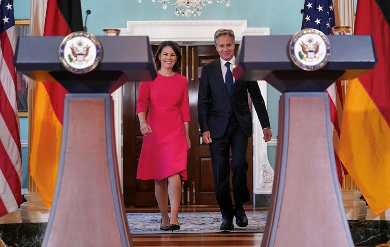 جانب من المؤتمر الصحفي بين أنتوني بلينكن وأنالينا بيربوك