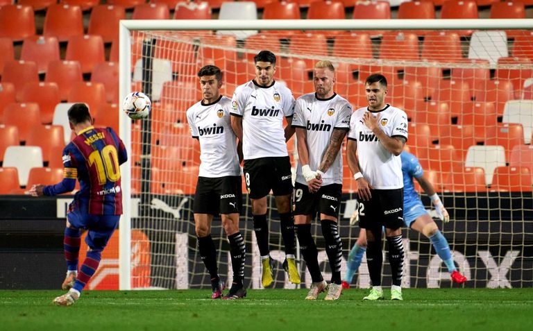 ليونيل ميسي فيران توريس يحتفل بهدفه ضد ريال بيتيس