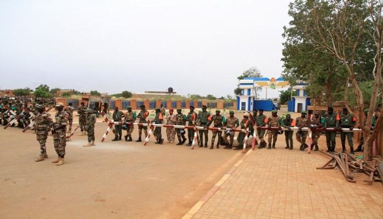 عناصر من الجيش النيجري أمام قاعدة فرنسية في نيامي - رويترز