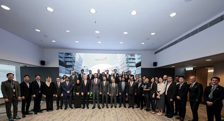 عبدالله بن طوق المري وزير الاقتصاد الإماراتي خلال مشاركته بقمة