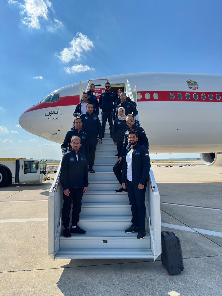 رائد الفضاء الإماراتي سلطان النيادي وفريق عمله