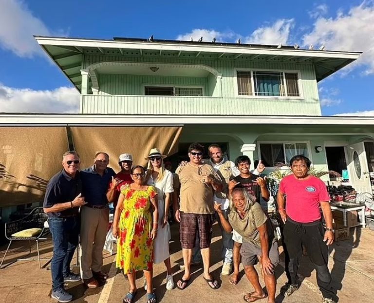 إيفانكا ترامب توزع وجبات الطعام على السكان