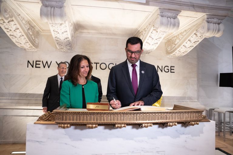 الدكتور سلطان الجابر يقرع جرس وول ستريت