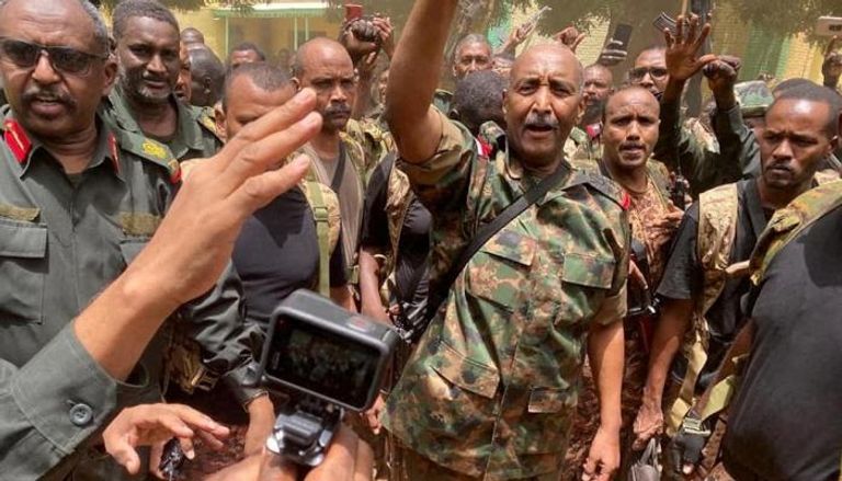 البرهان وسط عناصر الجيش السوداني