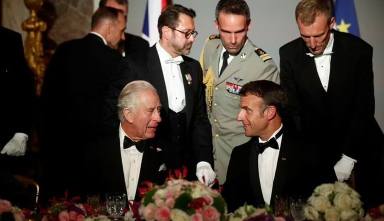 ترحيب ماكرون وبرجيت بالضيوف