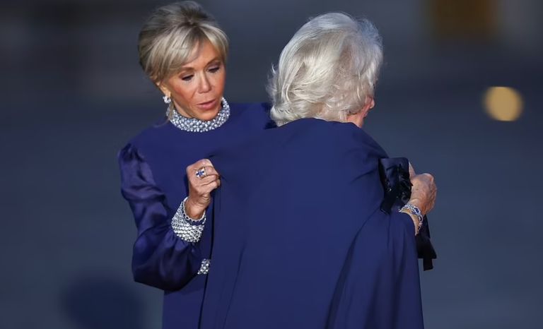 ترحيب ماكرون وبرجيت بالضيوف