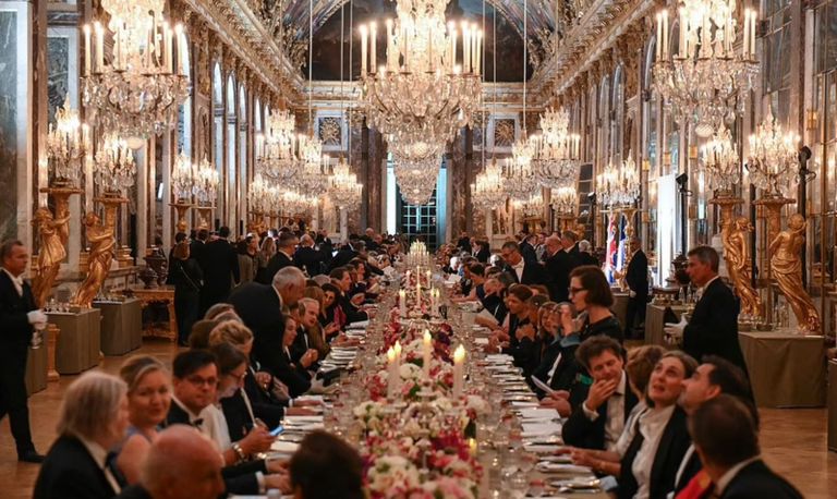 ترحيب ماكرون وبرجيت بالضيوف