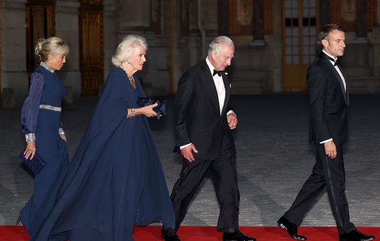 ترحيب ماكرون وبرجيت بالضيوف