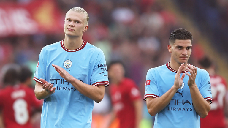 إيرلينغ هالاند وجوليان ألفاريز المهاجم المصري محمد صلاح