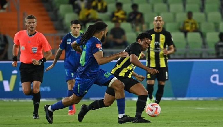 من مباراة الاتحاد والفتح في الدوري السعودي