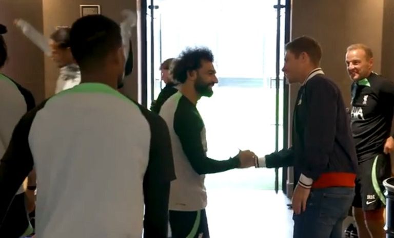 صلاح وإسكوبسكي محمد صلاح لاعب ليفربول الإنجليزي