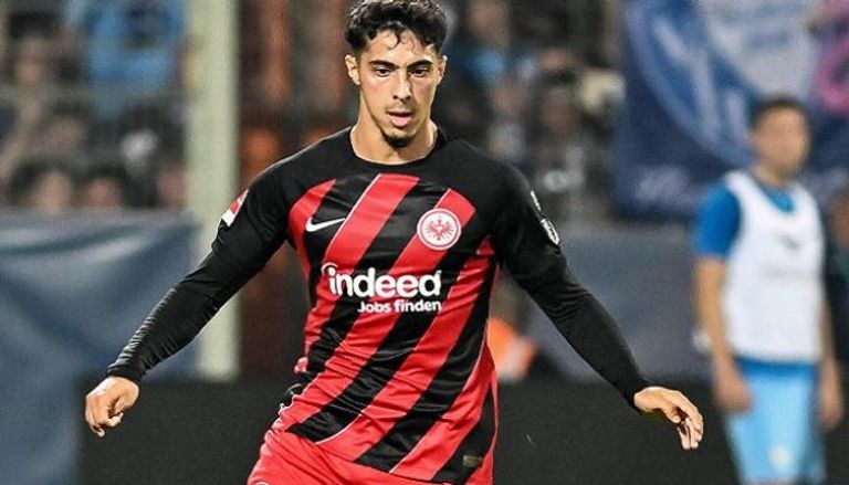 صدمة أولى.. مدرب فرانكفورت يُعيد لاعب الجزائر إلى نقطة الصفر