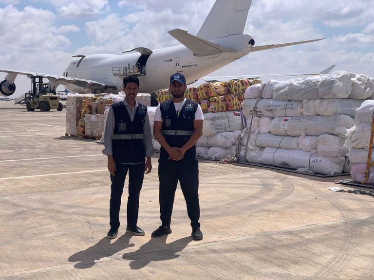 طائرة إغاثة في مطار بنينا الدولي