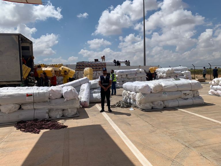 طائرة إغاثة في مطار بنينا الدولي