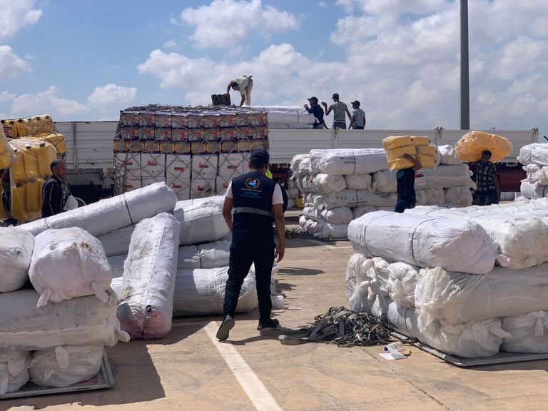 طائرة إغاثة في مطار بنينا الدولي