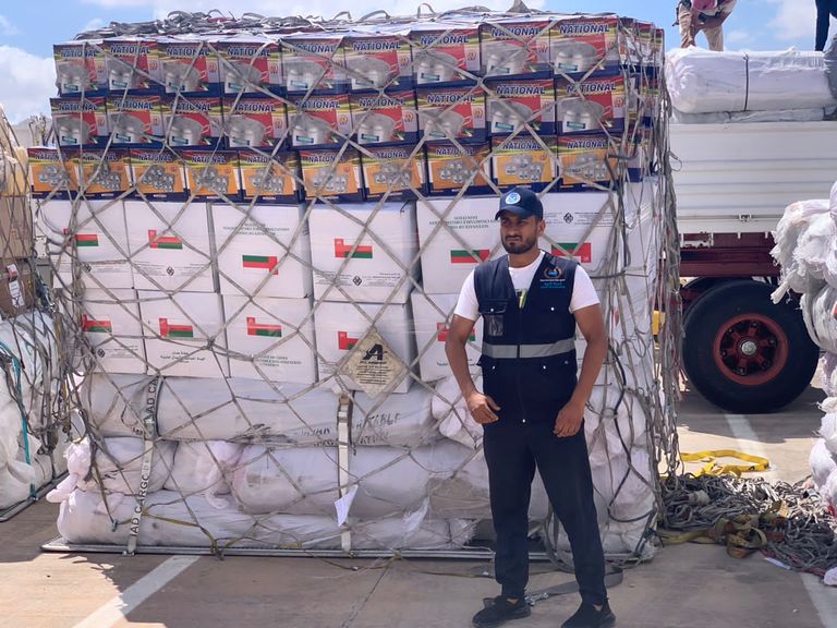 طائرة إغاثة في مطار بنينا الدولي