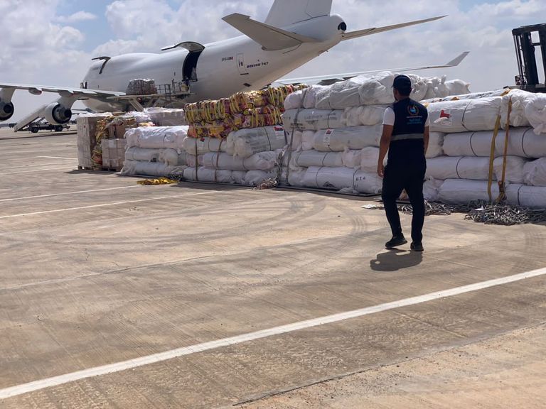 طائرة إغاثة في مطار بنينا الدولي