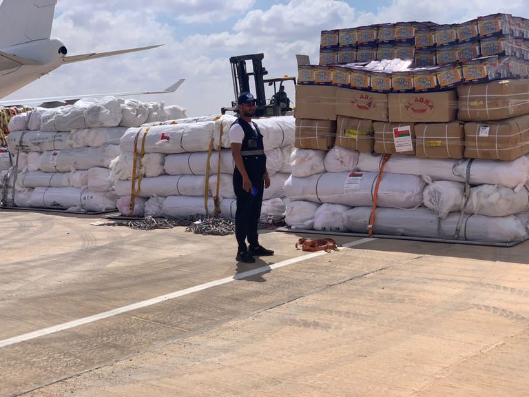 طائرة إغاثة في مطار بنينا الدولي