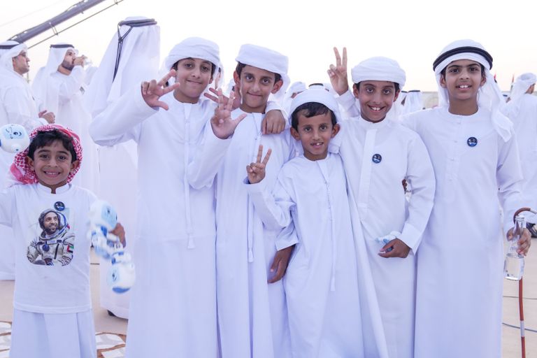 لحظة استقبال سلطان النيادي