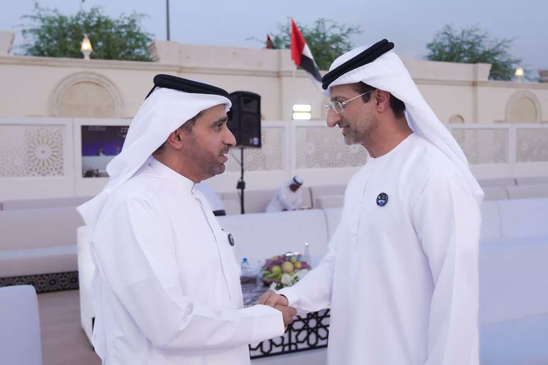 لحظة استقبال سلطان النيادي