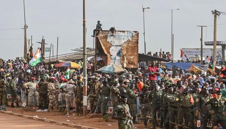 احتجاجات مؤيدة للانقلاب في النيجر خارج قاعدة عسكرية فرنسية