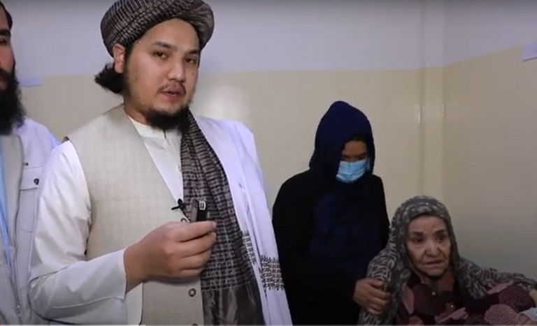 السيدة الأفغانية بعد إنقاذها