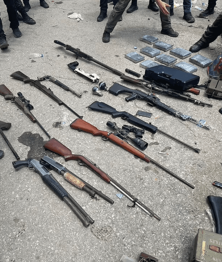 قوات الأمن خلال اقتحامها السجن