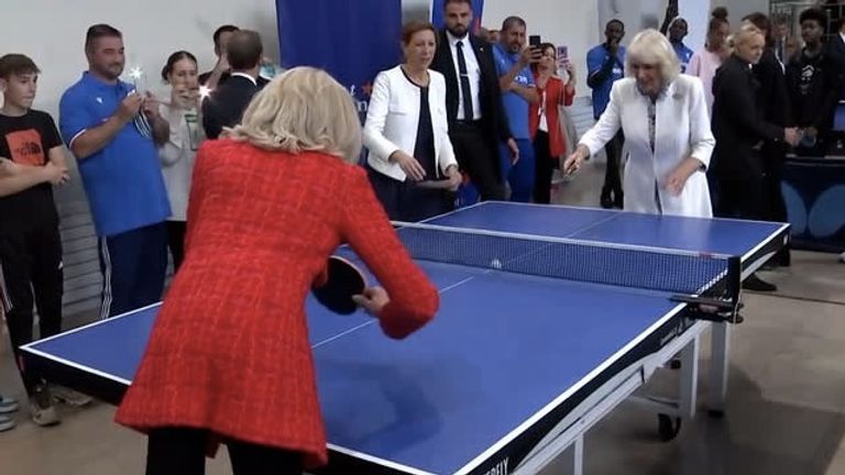 بريجيت وكاميلا أثناء لعب تنس الطاولة