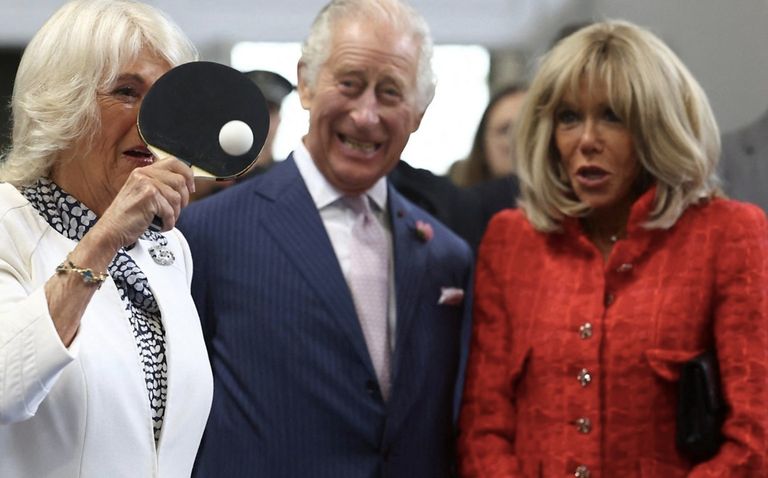 بريجيت وكاميلا أثناء لعب تنس الطاولة