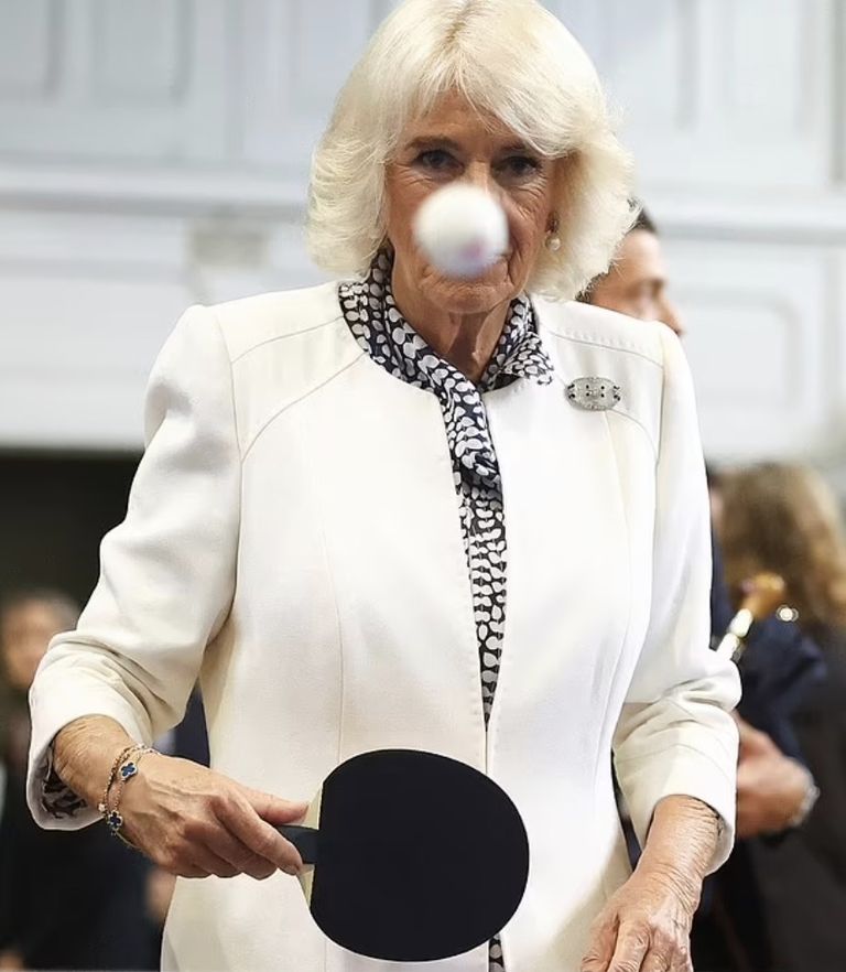 بريجيت وكاميلا أثناء لعب تنس الطاولة