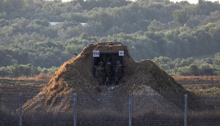 جنود إسرائيليون على الحدود مع غزة - رويترز
