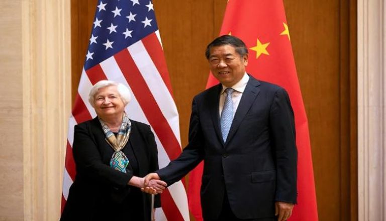 وزيرة الخزانة الأمريكية تصافح نائب رئيس مجلس الدولة الصيني- رويترز