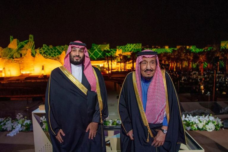 شوارع المملكة تتزين بأعلام البلاد احتفاء باليوم الوطني