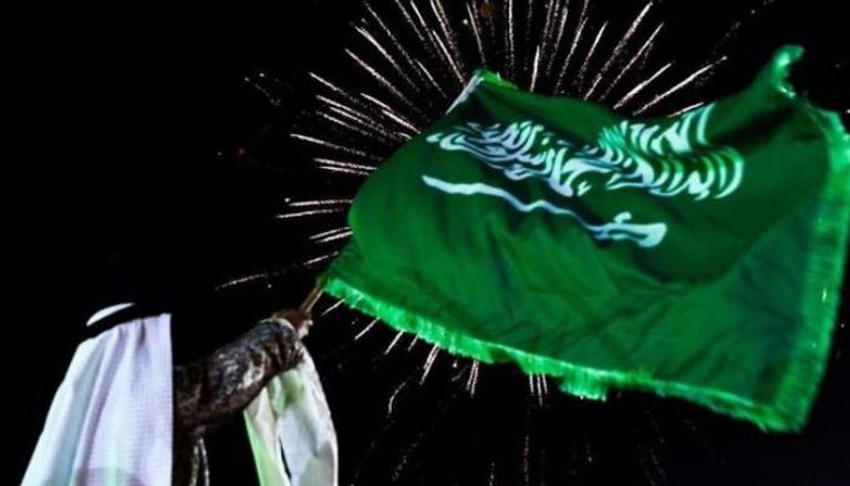 سعودي يرفع علم بلاده