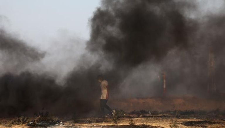 فلسطيني وسط سحابة من الدخان خلال المواجهات