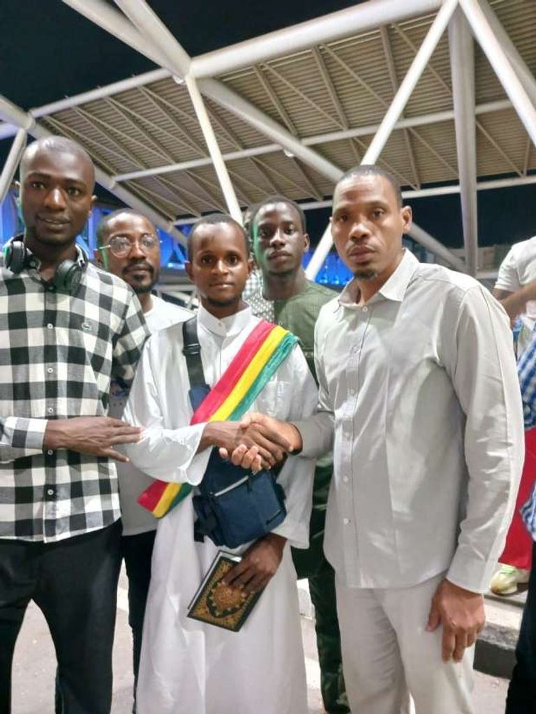 مامادو سافايو مع طلاب غينيا الوافدين في مصر  مامادو سافايو عبر 6 دول بالدراجة للدراسة في الأزهر