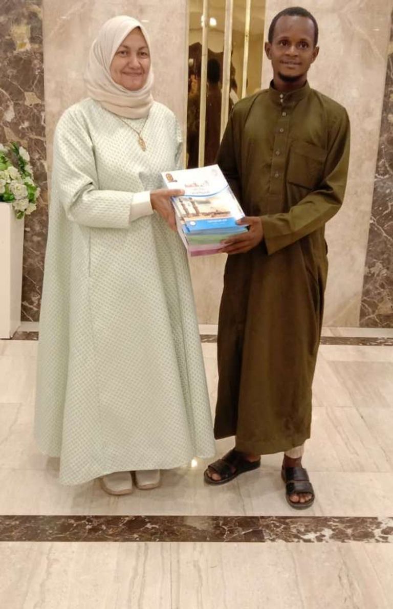 مامادو سافايو مع مستشارة شيخ الأزهر  مامادو سافايو عبر 6 دول بالدراجة للدراسة في الأزهر