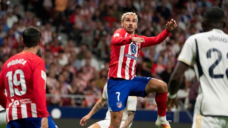 أنطوان غريزمان في مباراة أتلتيكو مدريد وريال مدريد