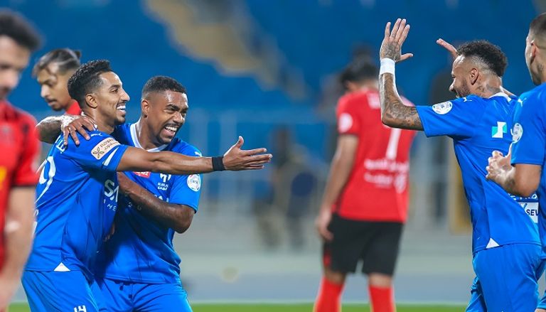 نيمار يحتفل مع لاعبي الهلال