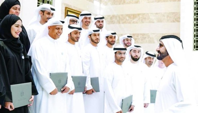 الشيخ محمد بن راشد مع مجموعة من الشباب الإماراتي